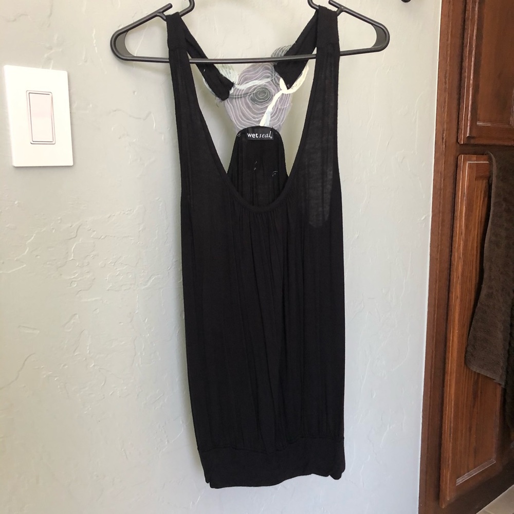 2/$6⭐️
3/$10 Tank with detailed floral back